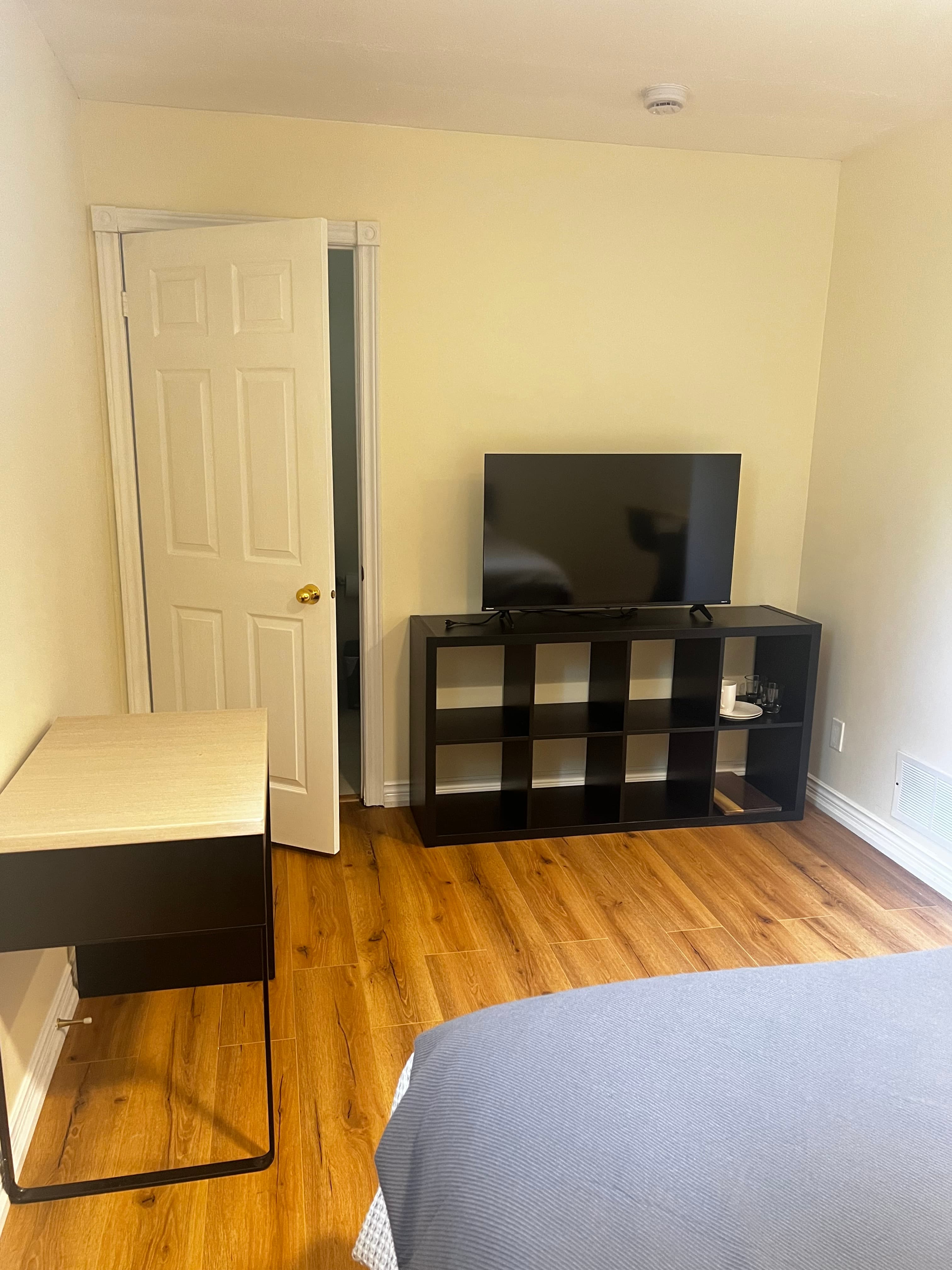 Cozy Private Suite with Separate Entrance & Parking — Bedroom