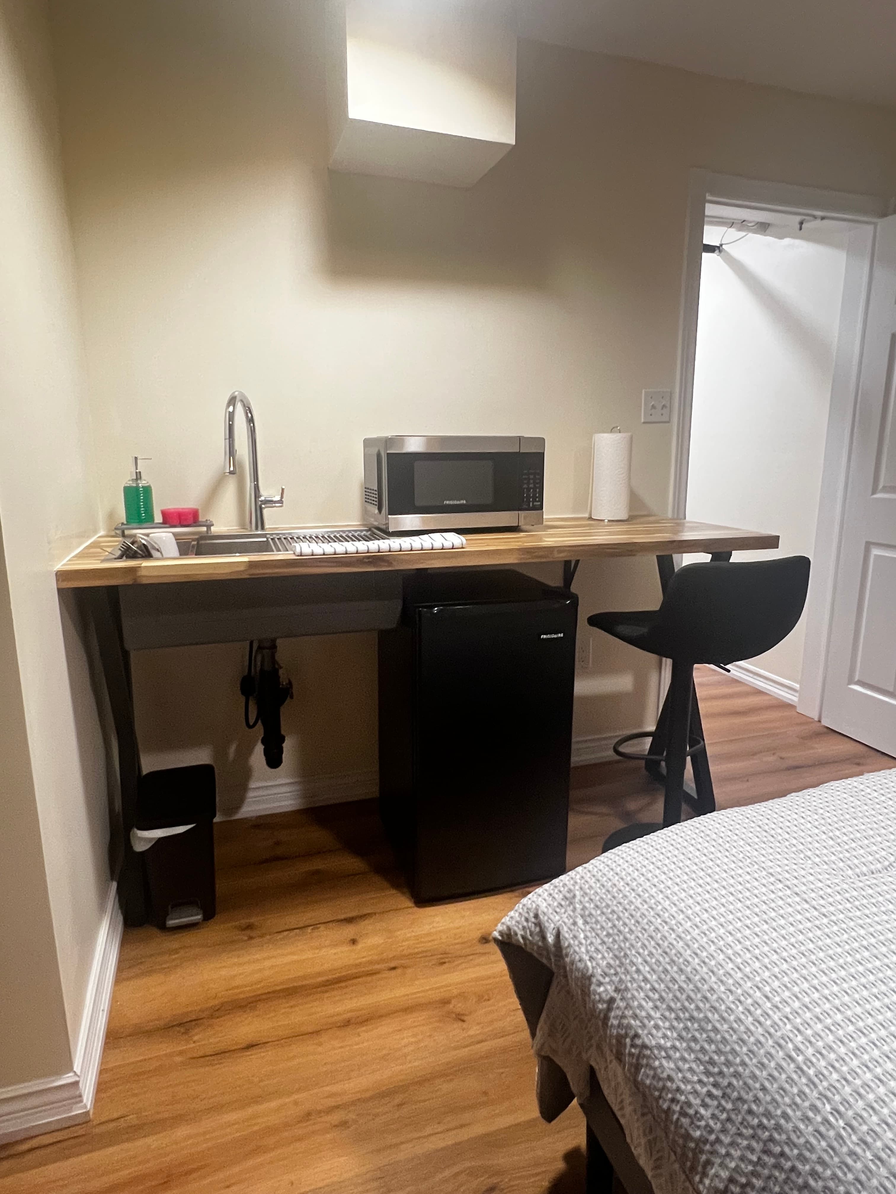 Cozy Private Suite with Separate Entrance & Parking — Bedroom