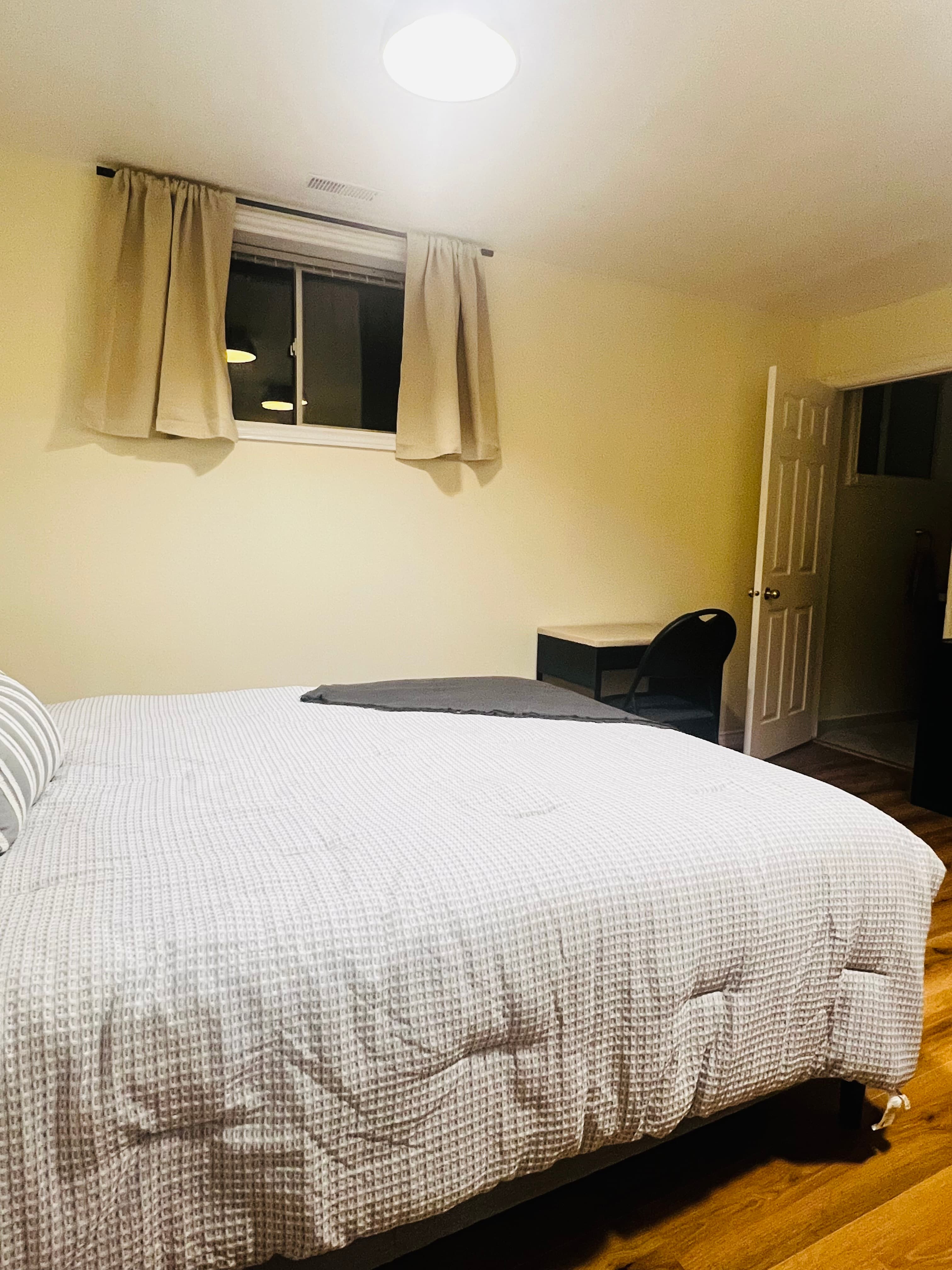 Cozy Private Suite with Separate Entrance & Parking — Bedroom