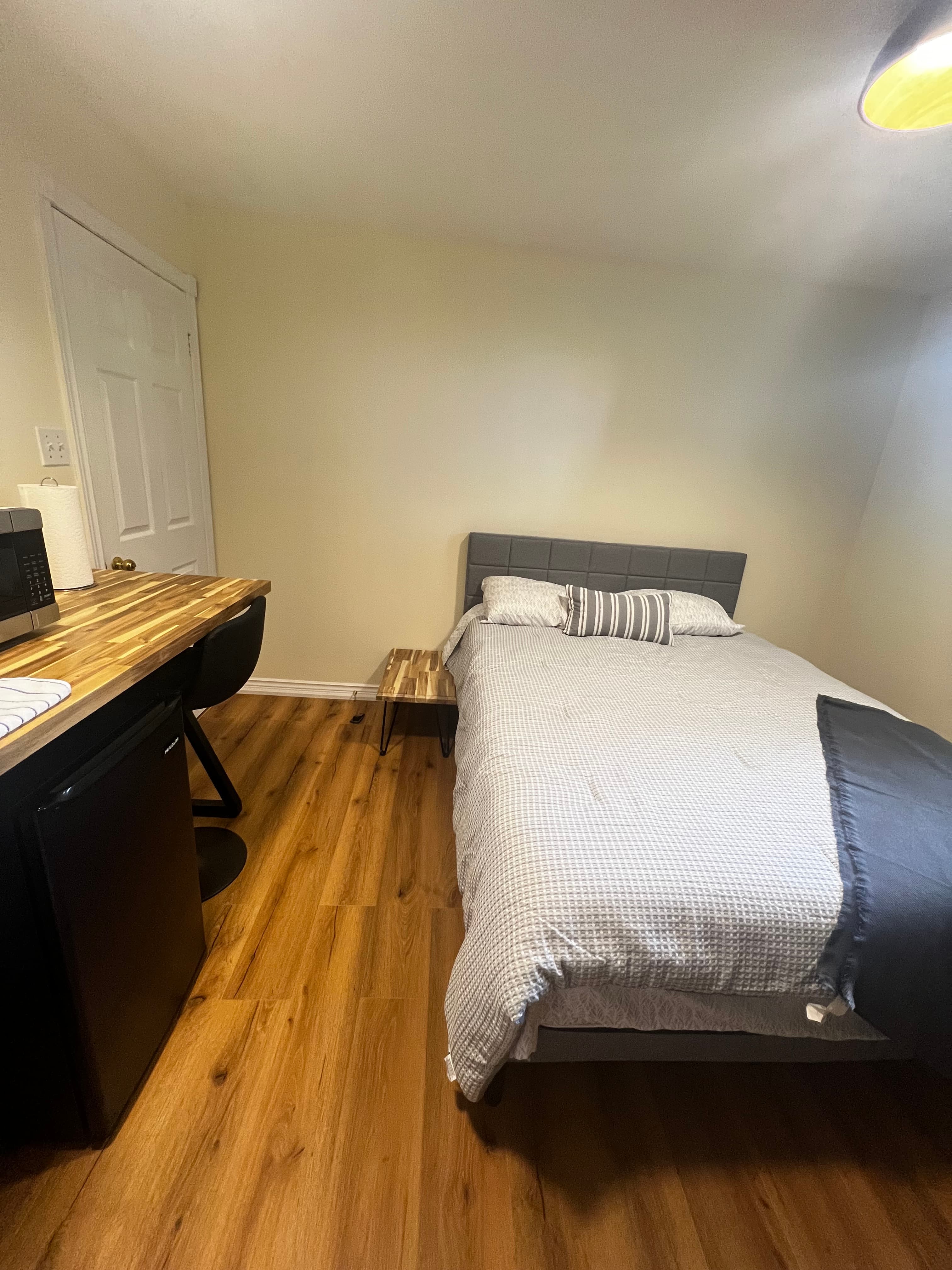 Cozy Private Suite with Separate Entrance & Parking — Bedroom
