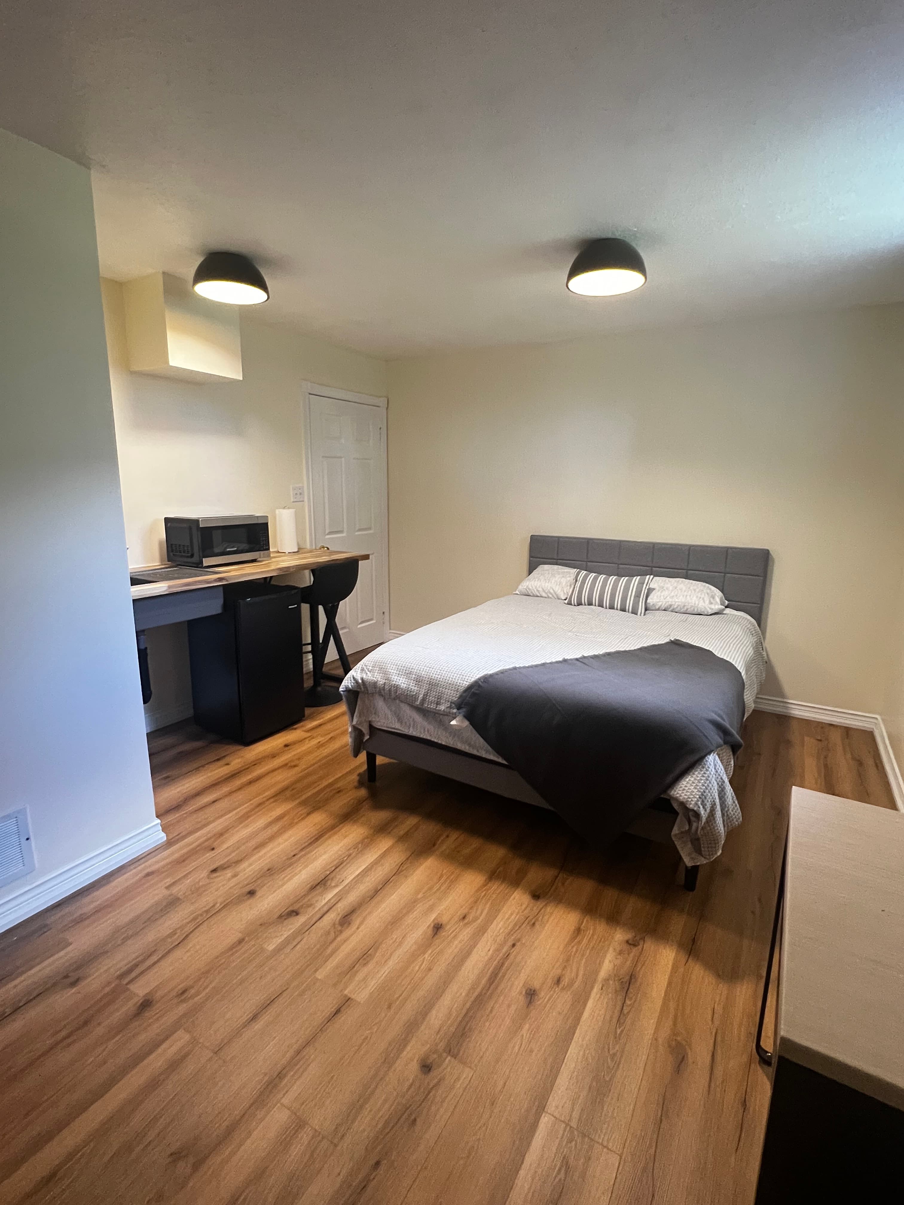 Cozy Private Suite with Separate Entrance & Parking — Bedroom