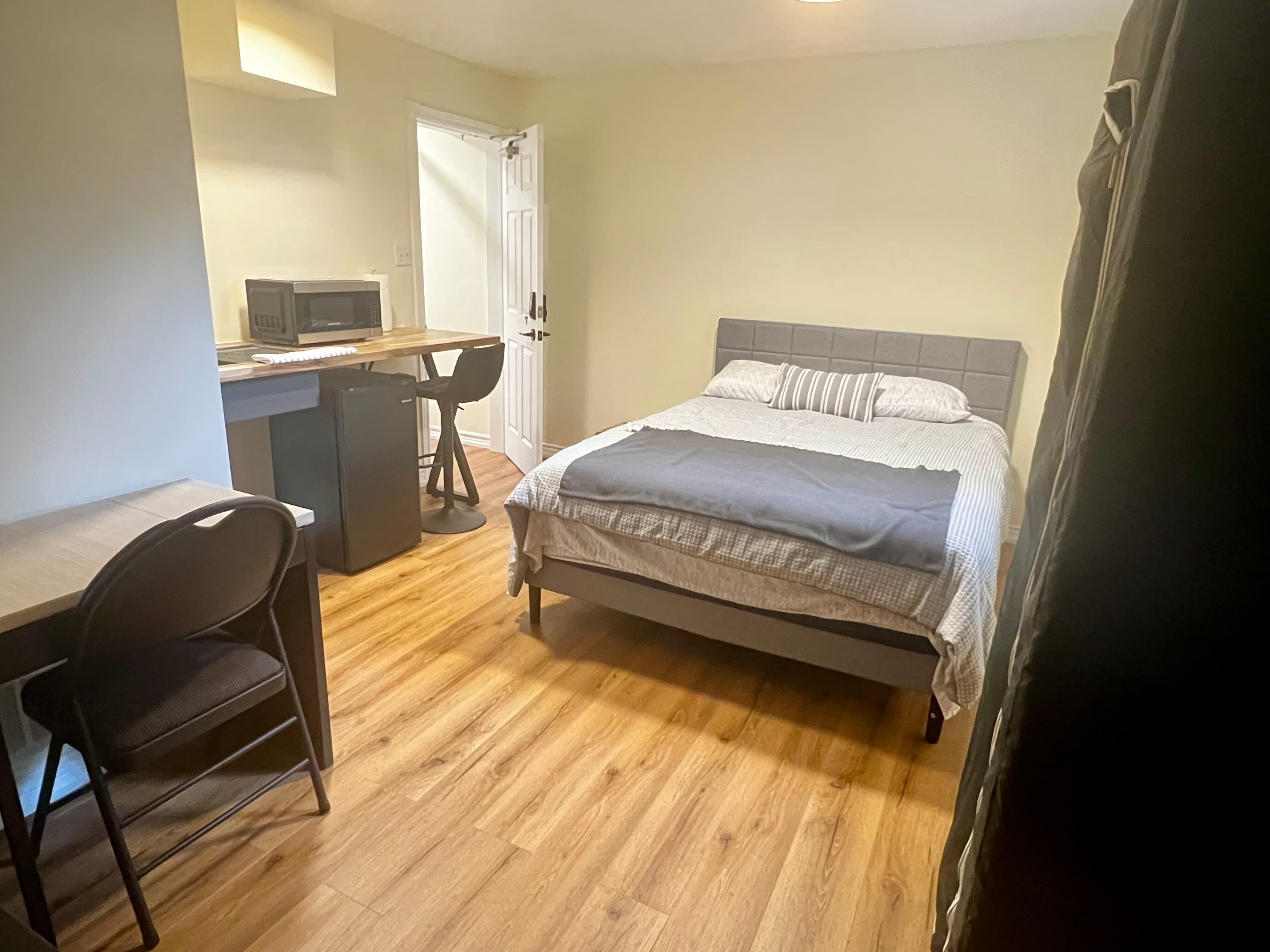 Cozy Private Suite with Separate Entrance & Parking